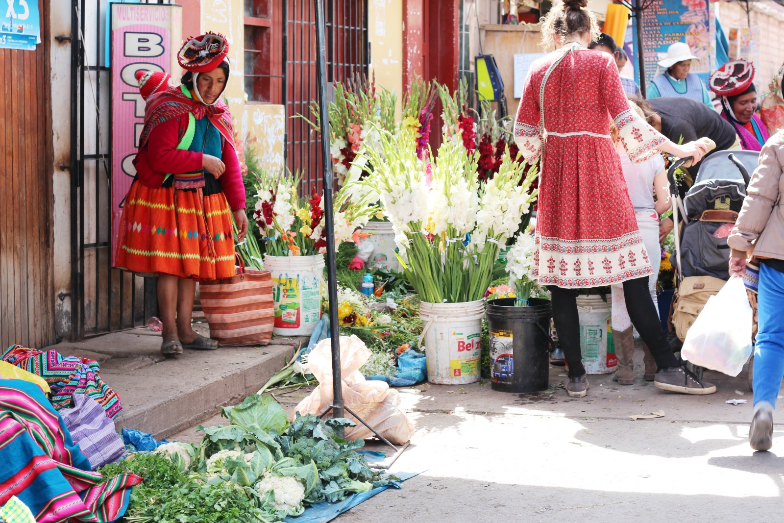 markets-in-downtown-urubamba